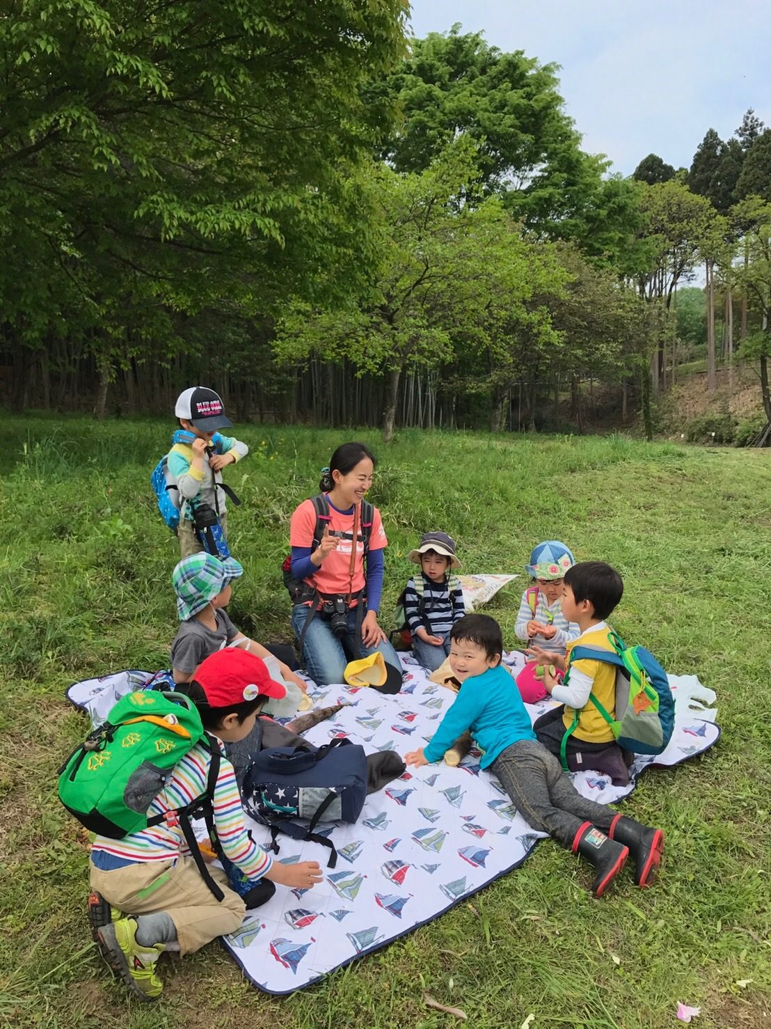 里山で過ごす森のようちえんの子どもたち