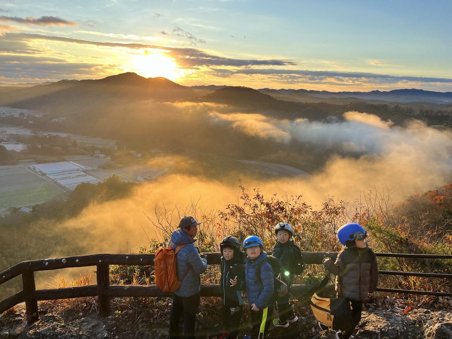 夜明けの里山を望む子どもたち
